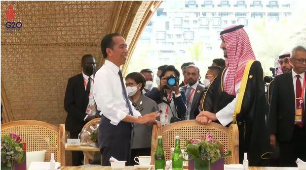 Presiden RI Jokowi bersama Raja Arab Mohammed bin Salman di KTT g20 Bali, Indonesia (Tangkapan Layar Youtube)