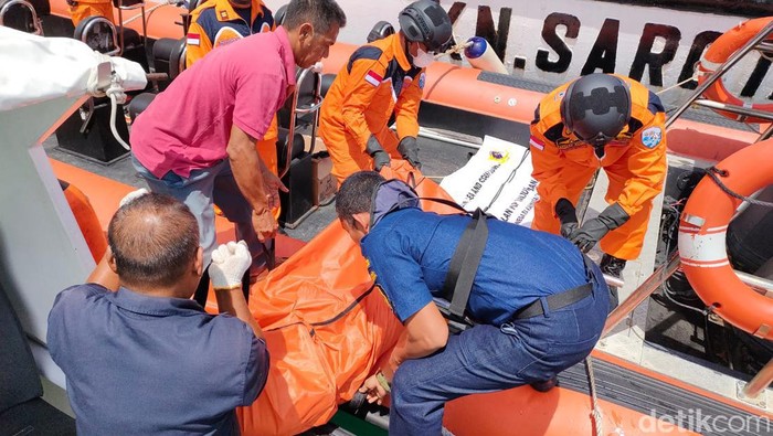 Proses evakuasi korban kapal tenggelam di Batam, Kepri.