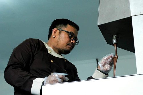 Proses pengolahan produk cokelat kemasan oleh Kelompok Tani Sari Bumi, Subak Abian Merta, Dusun Serong, Desa Gumbrih, Kecamatan Pekutatan, Kabupaten Jembrana, Bali.