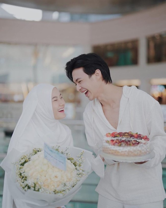 Melalui akun Instagram, Dinda Hauw membagikan momen ulang tahunnya. Di hari spesialnya itu Dinda tampak mendapatkan beragam kejutan, salah satunya dari suaminya, Rey Mbayang. Tak hanya sekali, Rey tampak beberapa kali memberikan istri tercintanya itu kejutan ulang tahun. Bahkan ada yang sampai berhasil membuat sang istri menangis terharu. Foto: Instagram/@rey_mbayang