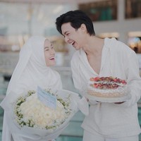 Melalui akun Instagram, Dinda Hauw membagikan momen ulang tahunnya. Di hari spesialnya itu Dinda tampak mendapatkan beragam kejutan, salah satunya dari suaminya, Rey Mbayang. Tak hanya sekali, Rey tampak beberapa kali memberikan istri tercintanya itu kejutan ulang tahun. Bahkan ada yang sampai berhasil membuat sang istri menangis terharu. Foto: Instagram/@rey_mbayang