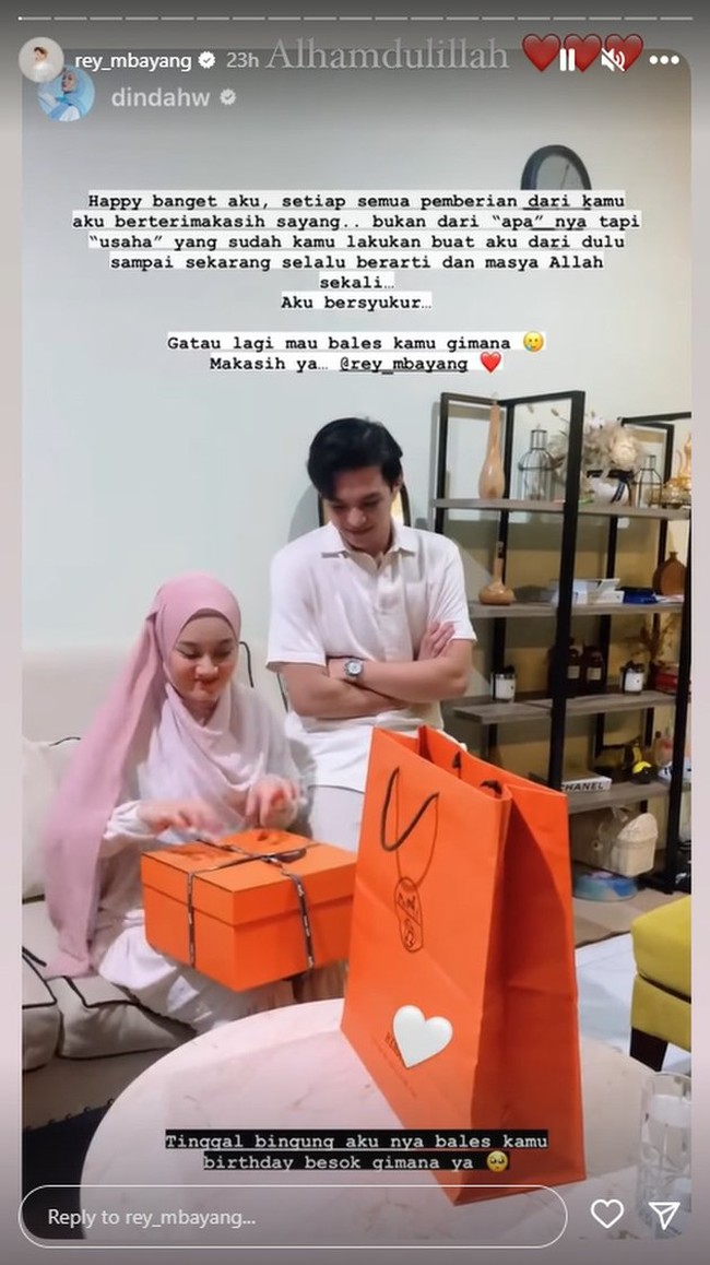 Dalam unggahan di Instagram Story terlihat Rey Mbayang memberikan kado yang tak kaleng-kaleng untuk sang istri. Pria 24 tahun itu tampak memberikan kado spesial berupa barang mewah dari Hermes untuk Dinda. Dinda pun mengungkapkan kebahagiaan dan rasa terima kasihnya untuk sang suami di dalam keterangan pada foto tersebut. Foto: Instagram/@rey_mbayang
