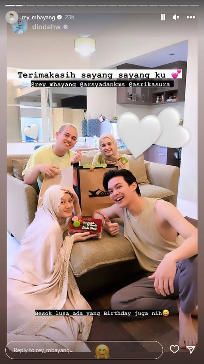 Tak hanya dari Rey Mbayang, Dinda Hauw juga menerima kejutan ulang tahun dari orang-orang terdekatnya. Tentu saja hal itu membuat hari ulang tahun Dinda Hauw jadi semakin membahagiakan dan terasa spesial. Foto: Instagram/@rey_mbayang