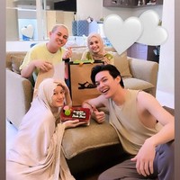 Tak hanya dari Rey Mbayang, Dinda Hauw juga menerima kejutan ulang tahun dari orang-orang terdekatnya. Tentu saja hal itu membuat hari ulang tahun Dinda Hauw jadi semakin membahagiakan dan terasa spesial. Foto: Instagram/@rey_mbayang