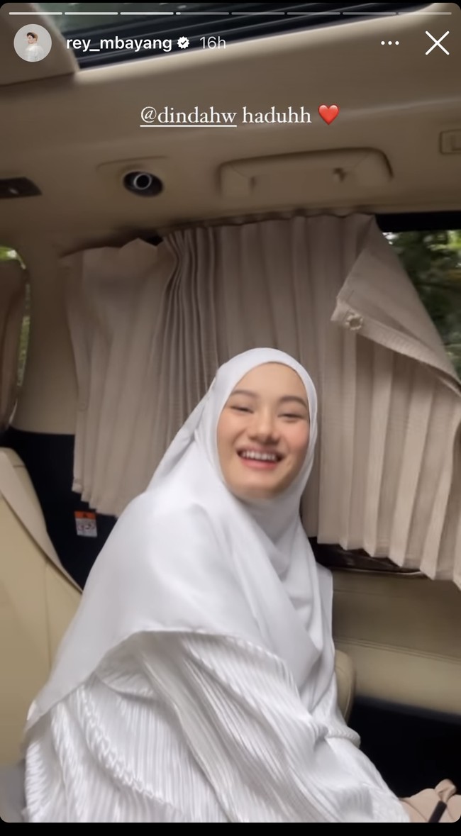 Setelahnya Rey Mbayang kembali memberi kejutan kepada Dinda Hauw dengan mengajak sang istri ke sebuah tempat yang tidak diberi tahu sebelumnya. Rey mengatakan jika tujuannya mengajak sang istri ke tempat tersebut agar sang istri bisa lebih bersyukur atas apa yang sudah diberikan oleh Tuhan. Foto: Instagram/@rey_mbayang