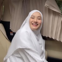 Setelahnya Rey Mbayang kembali memberi kejutan kepada Dinda Hauw dengan mengajak sang istri ke sebuah tempat yang tidak diberi tahu sebelumnya. Rey mengatakan jika tujuannya mengajak sang istri ke tempat tersebut agar sang istri bisa lebih bersyukur atas apa yang sudah diberikan oleh Tuhan. Foto: Instagram/@rey_mbayang