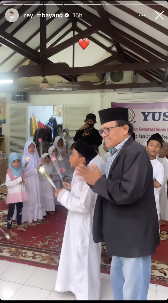 Rupanya Rey Mbayang mengajak Dinda Hauw ke sebuah panti asuhan di daerah Jakarta Selatan. Dinda Hauw pun sampai berhasil dibuat menangis terharu mendapat kejutan tersebut dari Rey Mbayang. Foto: Instagram/@rey_mbayang