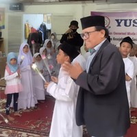 Rupanya Rey Mbayang mengajak Dinda Hauw ke sebuah panti asuhan di daerah Jakarta Selatan. Dinda Hauw pun sampai berhasil dibuat menangis terharu mendapat kejutan tersebut dari Rey Mbayang. Foto: Instagram/@rey_mbayang