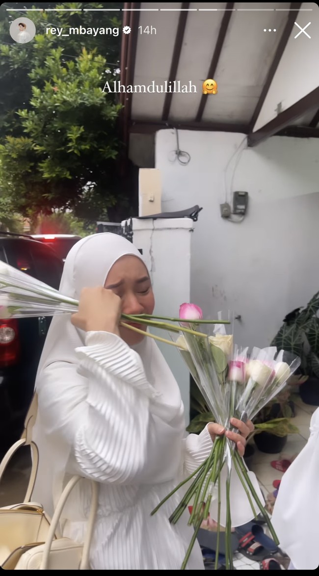 Dinda Hauw pun semakin terharu ketika dirinya mendapatkan bunga dari anak-anak di panti asuhan tersebut. Sambil menerima bunga-bunga tersebut, Dinda tampak menyeka air mata di wajahnya dengan tangan. Foto: Instagram/@rey_mbayang