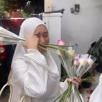 Dinda Hauw pun semakin terharu ketika dirinya mendapatkan bunga dari anak-anak di panti asuhan tersebut. Sambil menerima bunga-bunga tersebut, Dinda tampak menyeka air mata di wajahnya dengan tangan. Foto: Instagram/@rey_mbayang
