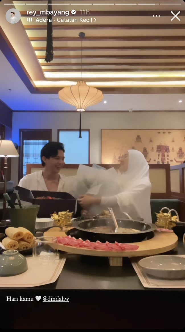 Seolah tak habis-habis, Rey kembali memberikan kejutan berupa buket bunga untuk Dinda ketika keduanya sedang berada di tempat makan. Ekspresi bahagia pun tampak jelas menghiasi wajah Dinda Hauw. Foto: Instagram/@rey_mbayang
