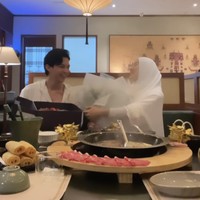 Seolah tak habis-habis, Rey kembali memberikan kejutan berupa buket bunga untuk Dinda ketika keduanya sedang berada di tempat makan. Ekspresi bahagia pun tampak jelas menghiasi wajah Dinda Hauw. Foto: Instagram/@rey_mbayang