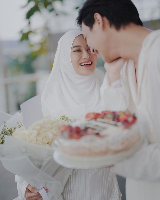 Sejak menikah pada Juli 2020, Rey Mbayang dan Dinda Hauw memang selalu terlihat kompak dan romantis. Kini di hari ulang tahun sang istri, Rey Mbayang pun telah mempersiapkan kejutan spesial. Foto: Instagram/@rey_mbayang