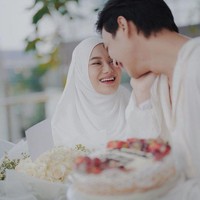 Sejak menikah pada Juli 2020, Rey Mbayang dan Dinda Hauw memang selalu terlihat kompak dan romantis. Kini di hari ulang tahun sang istri, Rey Mbayang pun telah mempersiapkan kejutan spesial. Foto: Instagram/@rey_mbayang