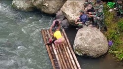 Warga Hilang di Sungai Keramat, Ritual Potong Babi Pun Digelar