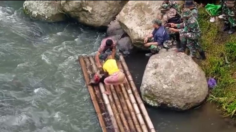 Ritual potong babi di Toraja Utara bantu cari babinsa yang hilang di Sungai Maiting.