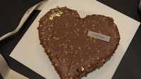 Kue buatan Rosé BLACKPINK terlihat enak dan cantik ya? Bentuknya hati dengan rasa cokelat dan kacang yang pastinya manis enak! Ia mengikuti kursus baking ini di Cremagé.