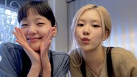 Mereka tampak menikmati kebersamaan ini. Diketahui Rosé BLACKPINK dan Kim Go Eun berteman baik.