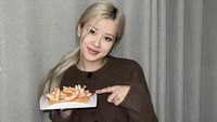 Kalau ini pose Rosé yang bangga dengan kue buatannya sendiri. Tak sia-sia dia menghabiskan banyak waktu di studio baking.