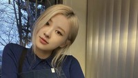 Tak hanya cake, Rosé BLACKPINK juga pernah berhasil bikin mille crepes lho! Wah, sudah dipastikan ia sosok yang piawai membuat kue. 
