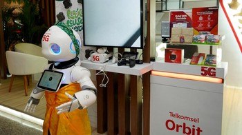 Artificial Intelligence (AI) Robot dapat menyapa secara langsung saat berinteraksi dengan manusia dan memberikan hiburan seperti atraksi tarian yang menarik melalui penerapan teknologi Hyper 5G Telkomsel.
