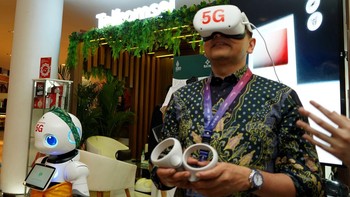 Virtual Reality (VR) menggunakan teknologi Hyper 5G Telkomsel yang akan memberikan pengalaman imersif untuk kebutuhan bermain gim, berwisata virtual menggunakan video video 360°, hingga VR edukasi mengenai anatomi manusia dan automotive engineering berupa mobil maupun motor balap.