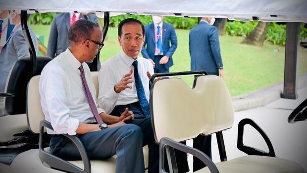 Saat Presiden Jokowi Ajak Presiden Rwanda Naik Mobil Golf. (Foto: Laily Rachev - Biro Pers Sekretariat Presiden)