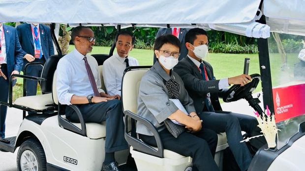 Saat Presiden Jokowi Ajak Presiden Rwanda Naik Mobil Golf. (Foto: Laily Rachev - Biro Pers Sekretariat Presiden)