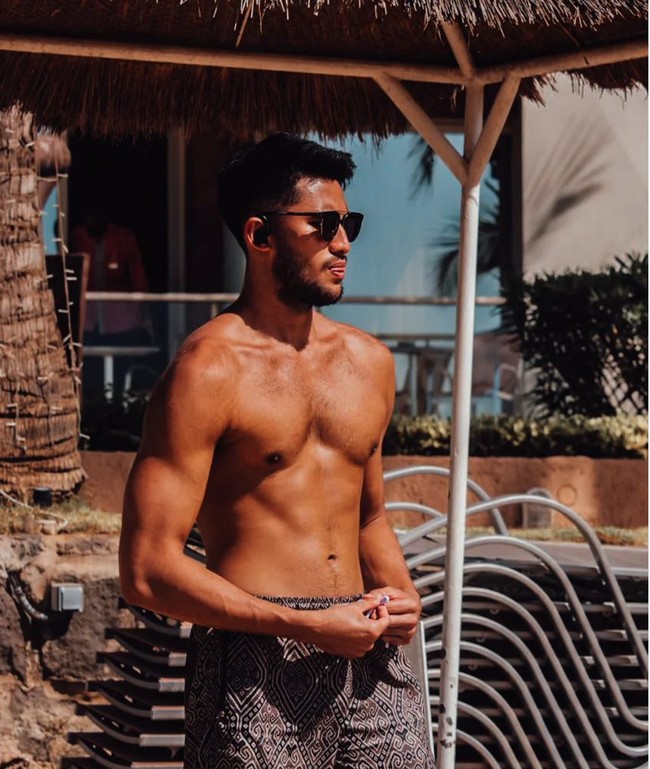 Kini sudah berusia 26 tahun, penampilan Sabda Ahessa pun sudah jauh berbeda. Dulu terlihat imut, kini penampilannya jadi lebih maskulin dan dewasa dengan otot di tubuh dan brewok di wajahnya. Foto: Instagram/@sabdaahessa