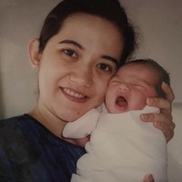 Di hari ulang tahun sang bunda, Sabda Ahessa tampak mengunggah foto jadul sang bunda yang sedang menggendong Sabda Ahessa kecil. Sabda Ahessa saat bayi terlihat begitu imut dan menggemaskan. Penampilan sang bunda yang sangat natural tanpa makeup di foto tersebut pun mencuri atensi hingga bajir pujian dari netizen. Foto: Instagram/@sabdaahessa