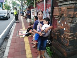 Salah satu warga bahkan sudah berada di lokasi seputaran GKW sejak pukul 16.00 Wita. Foto: Nuranda Indrajaya