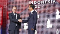 Kanselir Jerman Olaf Scholz menyapa Presiden Joko Widodo saat tiba di KTT para pemimpin G20. Indonesia juga mengusung tiga isu prioritas yang menjadi topik utama dalam forum G20 2022. Kevin Lamarque/AP Photo