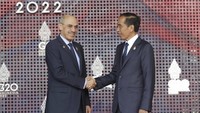 Presiden Rwanda Paul Kagame disambut oleh Presiden Joko Widodo saat tiba di KTT G20. Pertemuan puncak G20 ini sebelumnya juga telah diawali dengan sejumlah pertemuan lainnya, seperti Konferensi Tingkat Menteri, Sherpa Meetings, Finance and Central Bank Deputies Meeting, Working Groups Meetings, dan Engagement Group Meetings. Mast Irham/AP Photo
