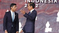 Perdana Menteri Inggris Rishi Sunak menyapa Presiden Joko Widodo saat tiba untuk menghadiri KTT para pemimpin G20. Presidensi G20 Indonesia 2022 dilatarbelakangi situasi pandemi Covid-19 yang membawa dampak besar bagi dunia. Kevin Lamarque/AP Photo