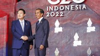 Presiden Korea Selatan Yoon Suk Yeol menyapa Presiden Joko Widodo saat tiba di KTT para pemimpin G20. Kevin Lamarque/AP Photo