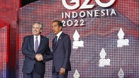 Presiden Argentina Alberto Fernandez Loong menyapa Presiden Joko Widodo saat tiba untuk menghadiri KTT para pemimpin G20. Kevin Lamarque/AP Photo