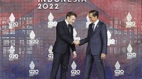 Presiden Joko Widodo, kanan, menyapa Presiden Prancis Emmanuel Macron saat KTT G20. Willy Kurniawan/AP Photo