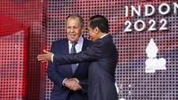 Menteri Luar Negeri Rusia Sergey Lavrov menyapa Presiden Joko Widodo saat tiba di KTT para pemimpin G20. Kevin Lamarque/AP Photo