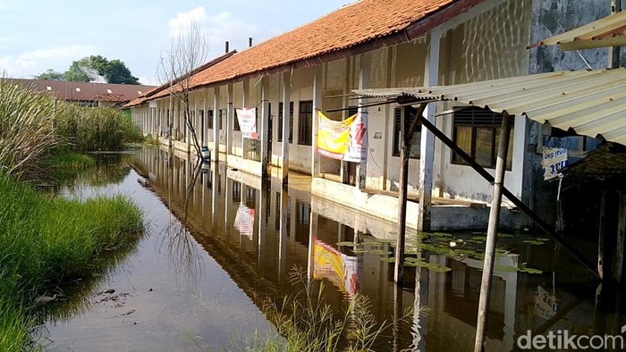 SDN Karangjompo, Kecamatan Tirto, Kabupaten Pekalongan, tergenang banjir, Selasa (15/11/2022).