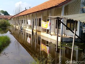 SDN Pekalongan Ini Kebanjiran, Siswa 2 Pekan Lebih Belajar di Rumah Warga