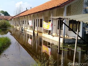 SDN Pekalongan Ini Kebanjiran, Siswa 2 Pekan Lebih Belajar di Rumah Warga