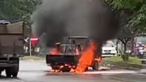 Sempat mogok, mobil pikap hangus terbakar di Jalan By Pass Ida Bagus Mantra tepatnya di jalan menuju Pantai Siyut, Desa Tulikup, Gianyar, Bali, Selasa (15/11/2022) siang.