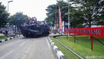 Begini Ekspresi Warga Naik Tank di HUT Marinir