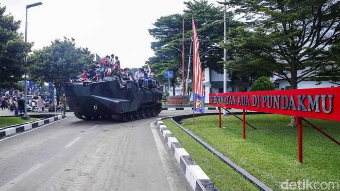 Senangnya Warga Naik Tank di HUT Marinir Korp Marinir memperingati HUT ke-77 di Mako Marinir, Cilandak, Jakarta, Selasa (15/11). Di hari ulang tahunnya itu, Marinir mengajak masyarakat naik tank keliling markas komando.