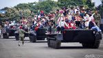 Begini Ekspresi Warga Naik Tank di HUT Marinir