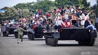 Warga terlihat senang menaiki kendaraan tempur milik Korp Marinir tersebut.