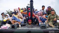Mulai dari anak-anak hingga emak-emak naik kendaraan tempur tersebut.