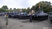 Selain naik tank, warga juga diperbolehkan untuk foto-foto dengan jajaran kendaraan tempur milik Marinir.