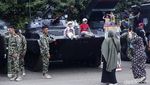 Begini Ekspresi Warga Naik Tank di HUT Marinir