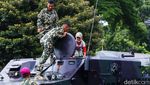 Begini Ekspresi Warga Naik Tank di HUT Marinir